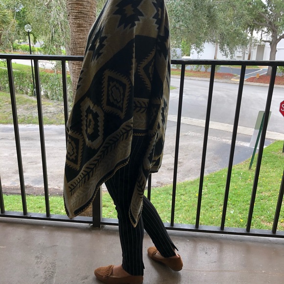 Women’s poncho Knitted warm/cozy one size poncho - Picture 3 of 5